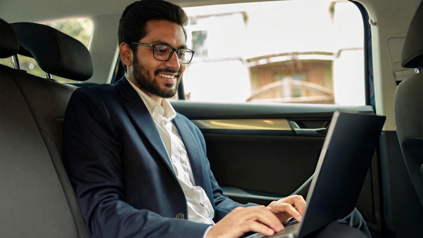What Is the Difference Between a Corporate Travel Agency and a Travel Management Company?